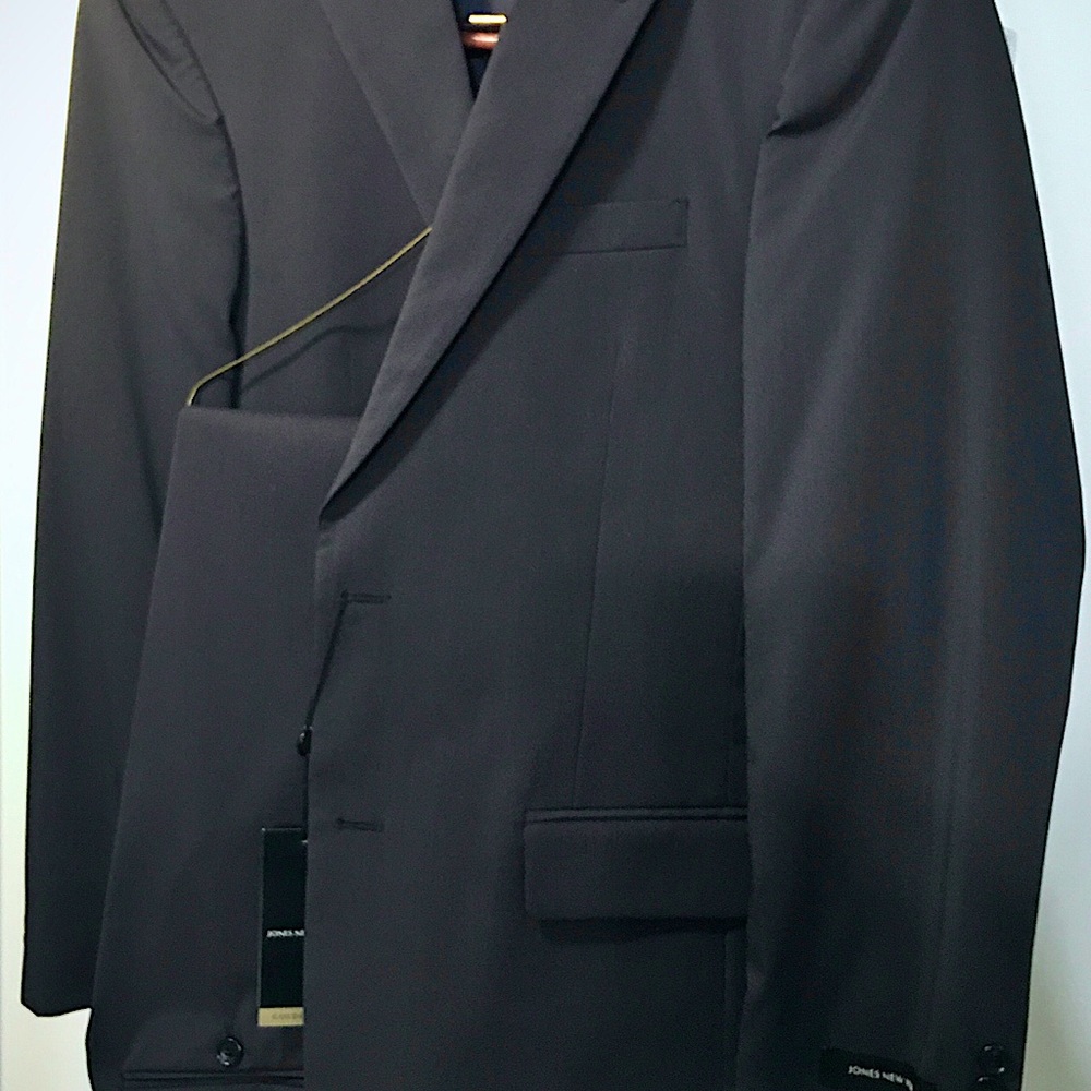 New!!!  Men’s suit by Jones New York